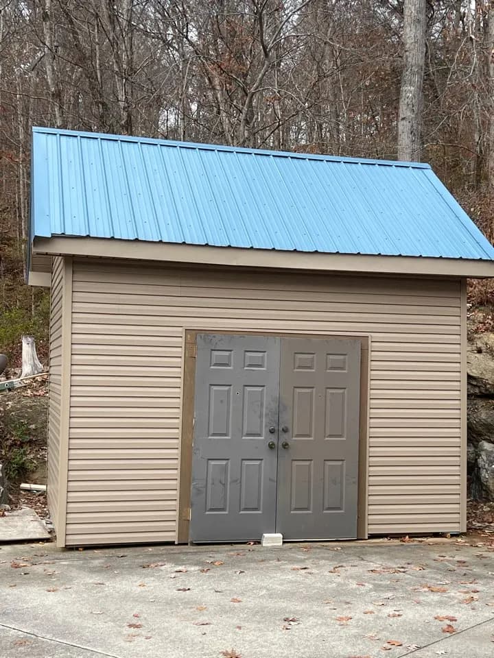 Vinyl siding installation on a home in Louisville, Tennessee