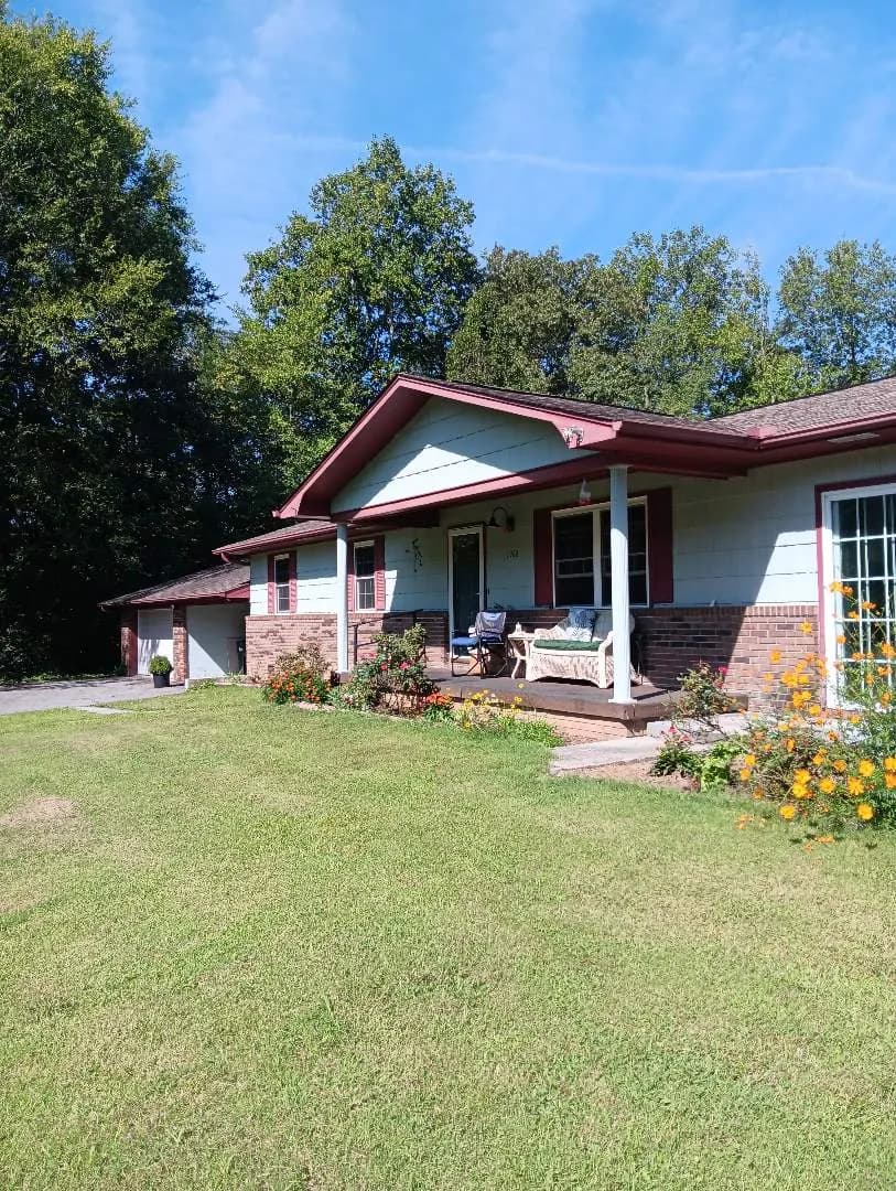 Home in Heiskell job photo: free estimate for a soffit repair