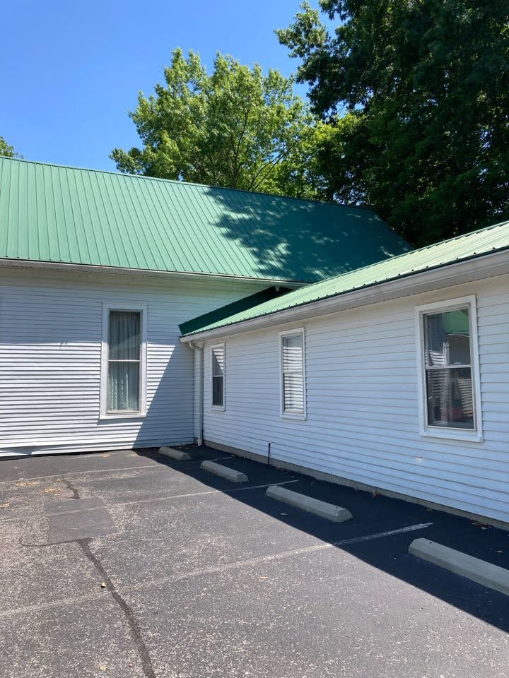 A new metal roof on a small commercial building - Looking to replace your Nashville roof with a metal roof? Call (615) 906-1195 to schedule your roof replacement.